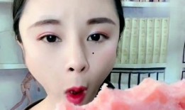 农村美女吃网红瓜